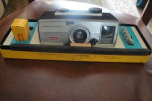 lot 14 image: Vintage Kodak Brownie Super 27 Camera Outfit, including 4 Flash Bulbs,1 Box of Film and Carrying Strap