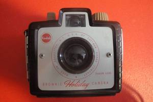 lot 32 image: Vintage Kodak Brownie Holiday Camera with Case, Dakon Lens