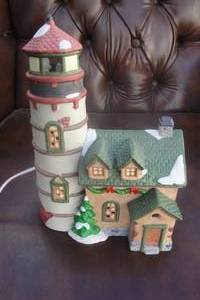lot 12 image: Dickens Keepsake Holiday Lighted Lighthouse, 6x4x9