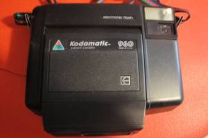 lot 44 image: Vintage Kodak Kodamatic 960 Instant Camera with Strap