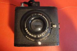 lot 59 image: Vintage Kodak Brownie Special Camera, Six-20