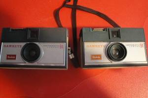 lot 74 image: 2 Vintage Kodak Hawkeye Instamatic R4 Cameras