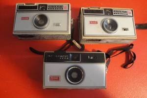 lot 77 image: Lot of 3 Vintage Kodak Instamatic Cameras, Kodak 124, Kodak 104 and Kodak 100