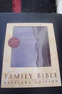 lot 75 image: NIV Family Bible- Keepsake Edition, New International Version