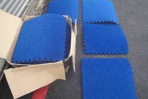 lot 116 image: 25 Pieces of 25x25 Interlocking Royal Blue Carpet Squares