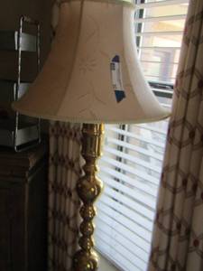 lot 32 image: 4ft tall  Brass floor lamp with shade