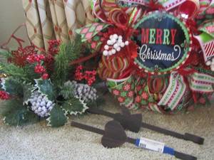 lot 51 image: 2 wreath holders, merry Christmas redgreen and white wreaths