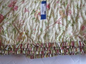 lot 79 image: pink floral quilt queen size