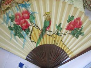 lot 15 image: Medium pink flower and bird dcor hand fan