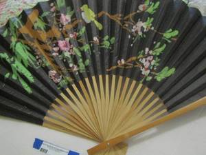 lot 26 image: LARGE JAPANESE FAN - BIRDS & BLOSSOMS