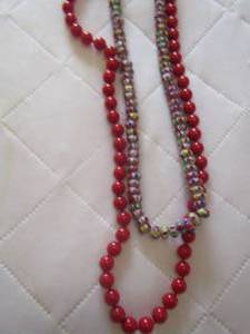 lot 122 image: RED AND MULTICOLOR Beaded womens necklaces