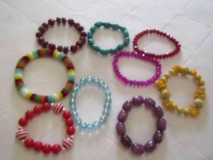 lot 128 image: qty 9 beaded bracelets