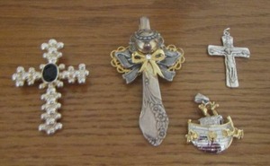 lot 133 image: qty 4 necklace pendant