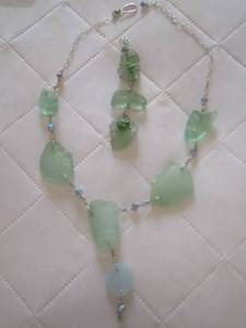 lot 137 image: womens green necklace, necklace pendant