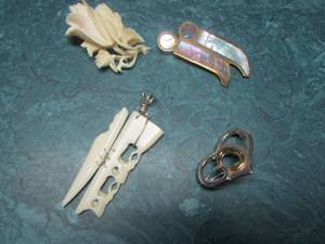 lot 22 image: BROACHES  QTY 3   & Necklace pendant