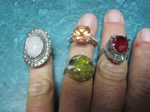 lot 18 image: COSTUME JEWELRY - Qty 4 rings