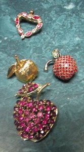 lot 24 image: qty 3 apple shirt pins, 1 heart shirt pin