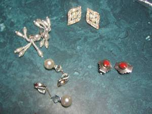 lot 173 image: rhinestone and pearl clip on earrings