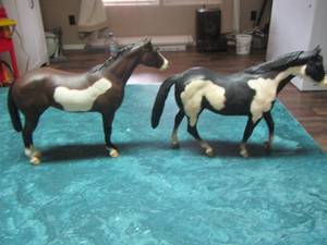 lot 168 image: BREYER STABLEMATES G1 ARABIAN MARE PINTO, &  BLACK PINTO