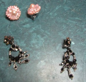 lot 203 image: qty 2 pairs of clip on earrings
