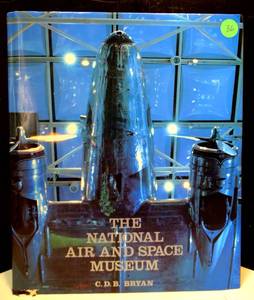 lot 36 image: THE NATIONAL AIR & SPACE MUSEUM HARDCOVER COFFEE TABLE BOOK