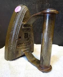 lot 58 image: ANTIQUE #7 CAST SAD IRON IN EXCELLENT CONDITION $$