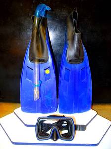 lot 110 image: SCUBASNORKEL SET WITH FINS, SNORKEL, AND DACOR MASK