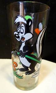 lot 115 image: Daffy Duck VINTAGE 1976 PEPSI COLLECTOR SERIES GLASS and PEPE LE PEW