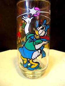 lot 116 image: 1978 Daisy Duck, 3 Nephews Baseball Walt Disney Pepsi Drink Glass