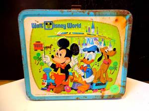 lot 141 image: VINTAGE 1970s WALT DISNEY WORLD DUAL THEMED METAL LUNCHBOX $$