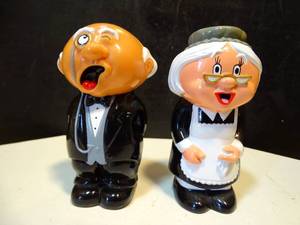 lot 158 image: VINTAGE 1994 SNEEZING AND TALKING BUTLER AND MAID SALT AND PEPPER SHAKER SET
