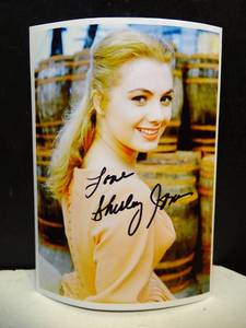 lot 203 image: $$ - AUTHENTIC SHIRLEY JONES (PARTRIDGE FAMILY FAME) - SIGNED 5 X 7 PHOTO