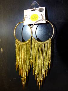 lot 226 image: PRETTY PAIR OF GOLD TONE HOOP DANGLING EARRINGS