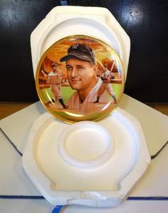 lot 240 image: LIMITED COLLECTIBLE - THE BRADFORD EXCHANGE LOU GEHRIG COLLECTORS PLATE by JASON WALKER $$