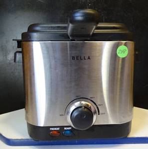 lot 248 image: BELLA BASICS 1.5 LITER DEEP FRYER (NEEDS POWER CORD)