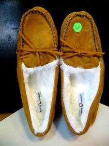 lot 249 image: WORN 1X - ARTIC SHIELD WOMENS SUPER COMFY AND WARM SLIPPERS - SIZE 10