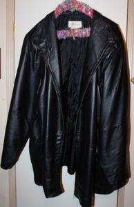 lot 57 image: Venezia Genuine Leather Coat 22W