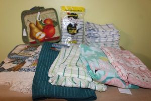 lot 111 image: Kitchen Linens