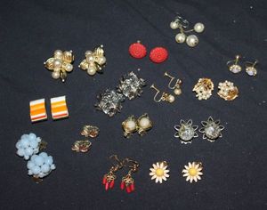 lot 128 image: Fashion Earrings