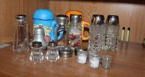 lot 152 image: Salt and pepper Shakers
