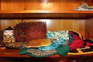 lot 206 image: Hot pads and Casseroled dish Carriers