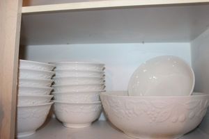 lot 215 image: Serving Bowl and Bowls