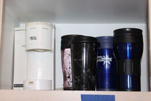 lot 221 image: Single Service Coffeemaker and Coffee Cups