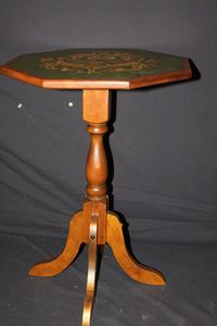 lot 7 image: 19th Century Tilt Top Table