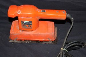 lot 17 image: Black and Decker 14 Sheet Sander