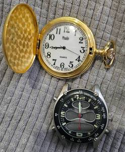 lot 256 image: Mens watches, needs batteries and 1 watch band