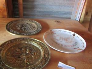 lot 42 image: 50th Anniversary plate, 2 gold dcor plates
