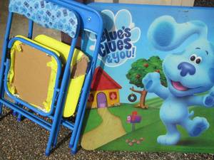lot 61 image: Bluey table and chairs