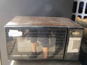 lot 75 image: Goldstar microwave