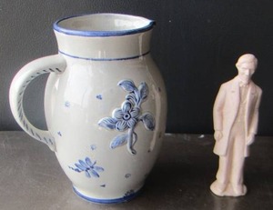 lot 85 image: blue and white handled vase, statue man